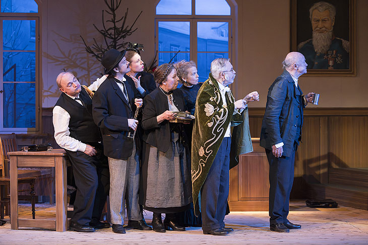 Stille Nacht im Amtsgericht Andi Loescher, Stephan Leitmeier, Kristina Kufner, Bettina Redlich, Julia Uttendorfer, Norbert Heckner, Hans Stadlbauer in der Komödie im Bayerischen Hof (©Foto: Alvise Predieri) 